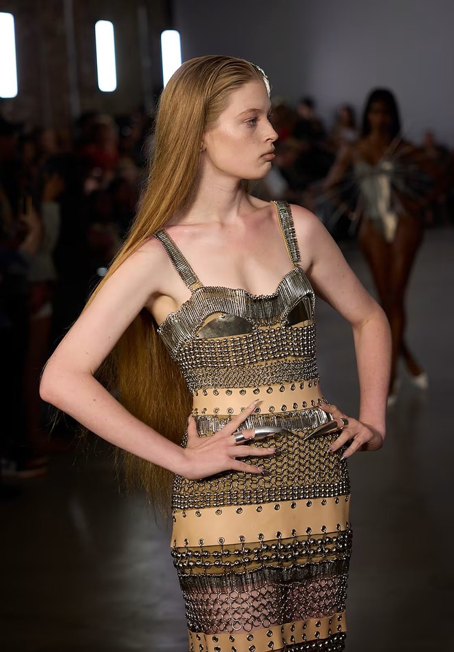Con gái chuyển giới của Elon Musk debut tại New York Fashion Week, màn hét lớn độc lạ thành tâm điểm- Ảnh 12.