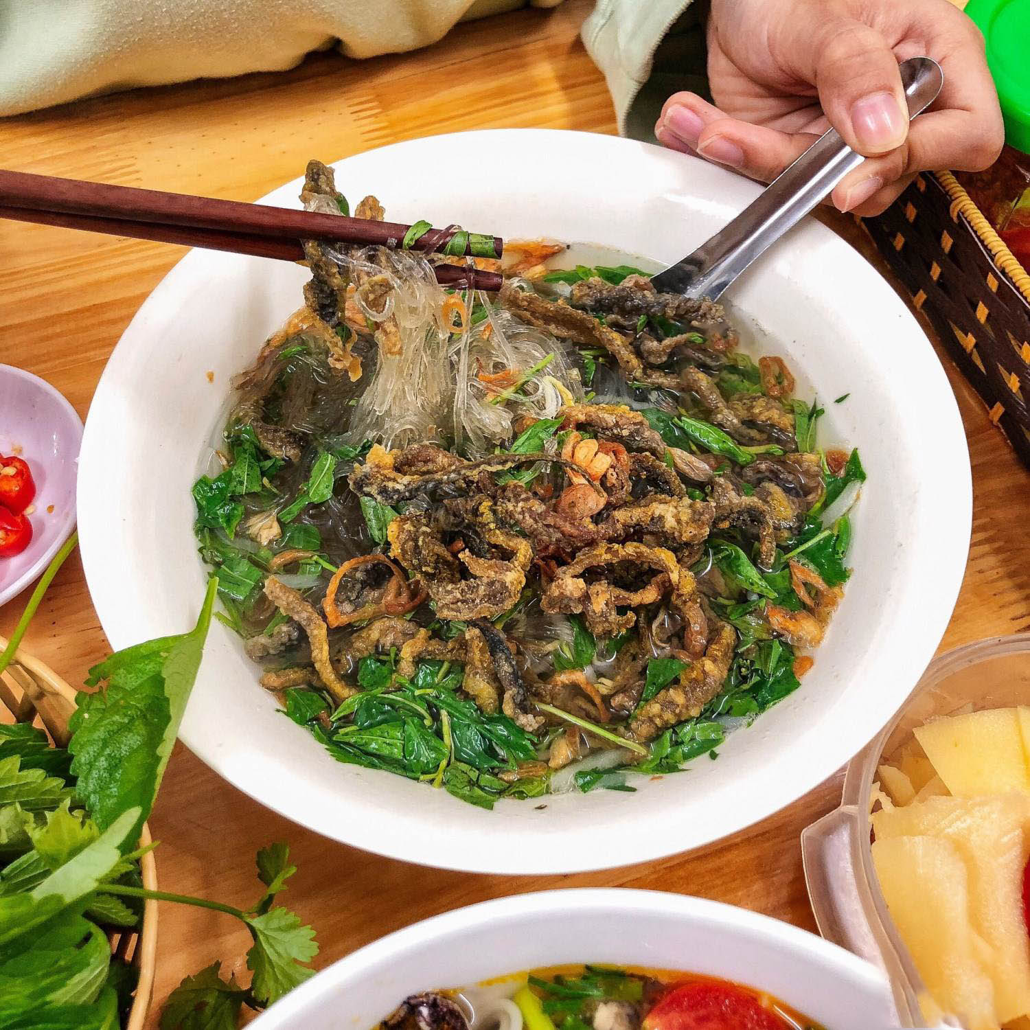 Khách Tây thưởng thức món đặc sản nổi tiếng phố cổ Hà Nội, nhận xét: "Ăn cả ngày cũng không chán!"- Ảnh 4.