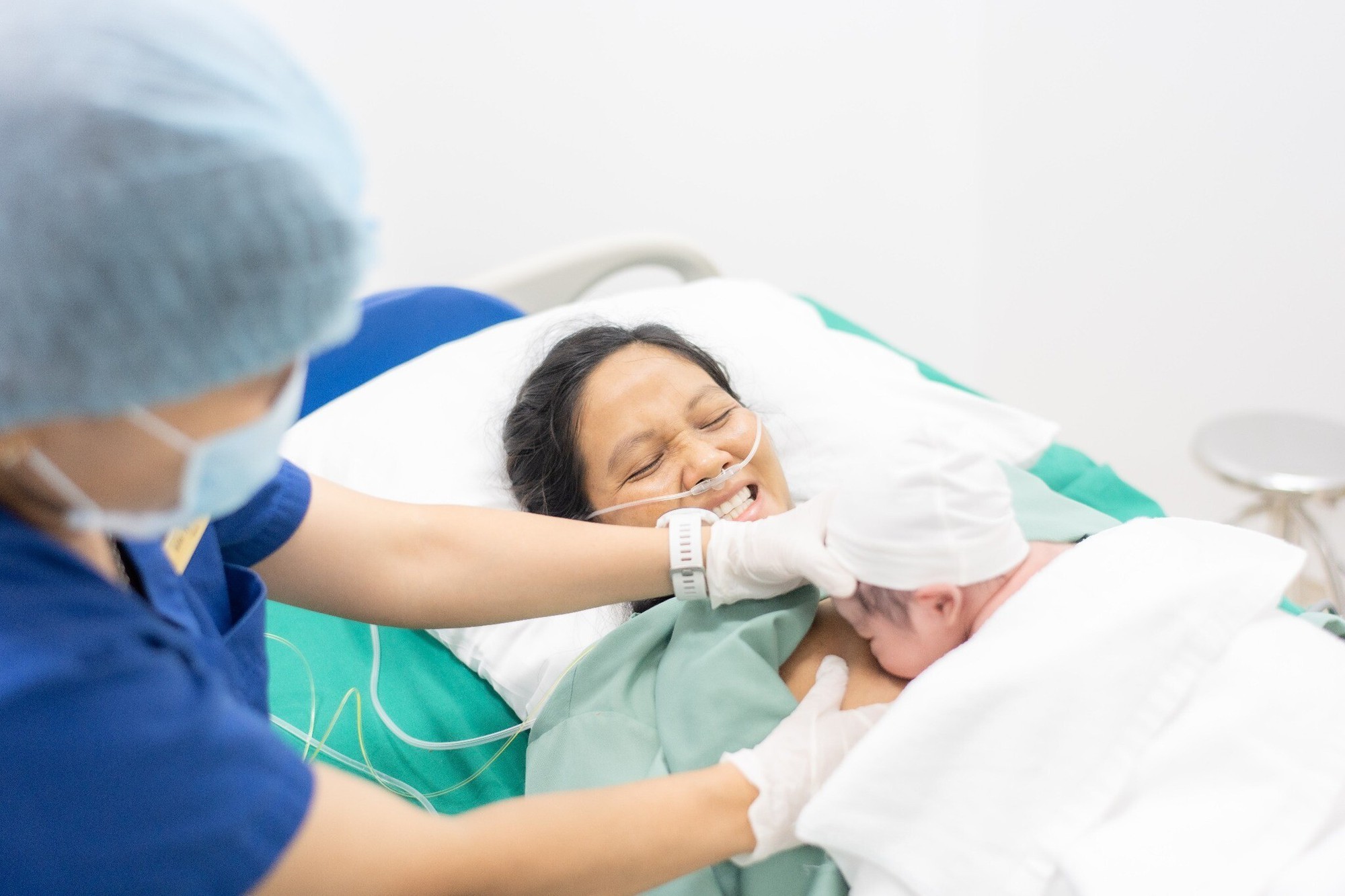 Hoa hậu H'Hen Niê sinh con đầu lòng: Chồng nhiếp ảnh gia khóc khi vợ 