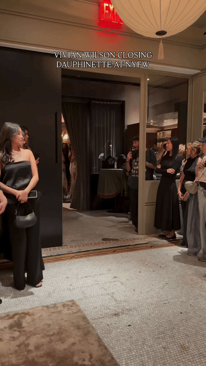 Con gái chuyển giới của Elon Musk debut tại New York Fashion Week, màn hét lớn độc lạ thành tâm điểm- Ảnh 9.