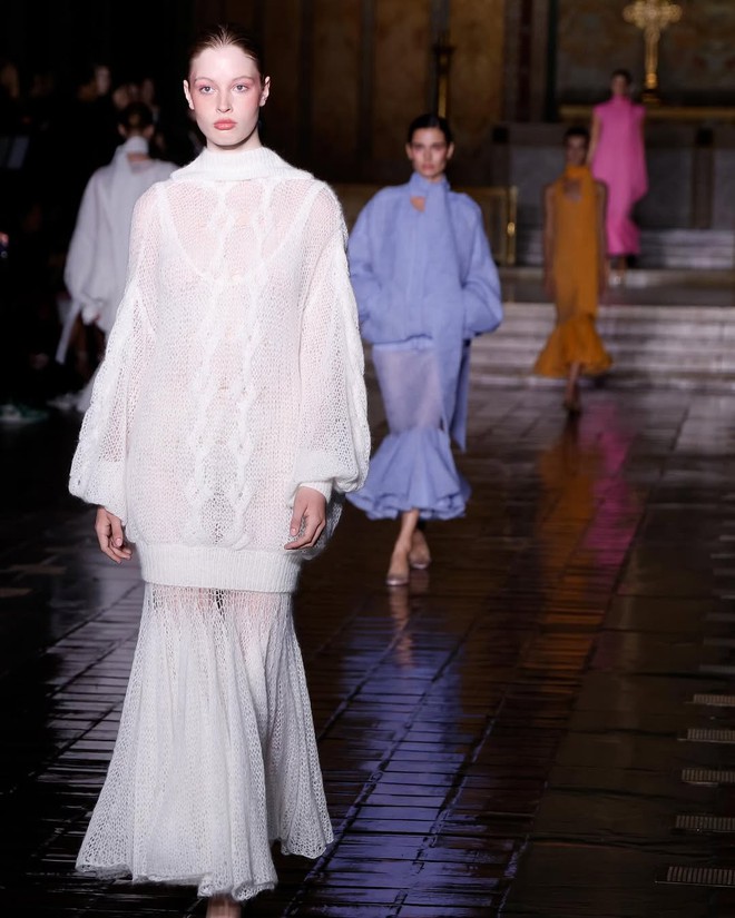 Con gái chuyển giới của Elon Musk debut tại New York Fashion Week, màn hét lớn độc lạ thành tâm điểm- Ảnh 6.