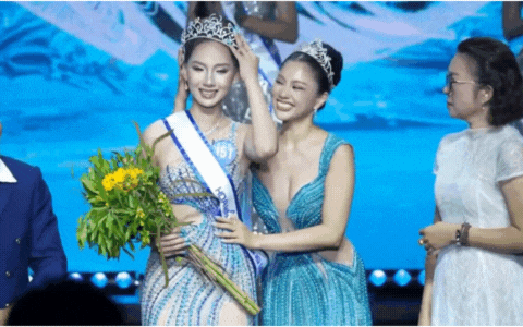 Màn trao vương miện Á hậu Việt cồng kềnh đến mức người nhận thái độ ra mặt?- Ảnh 2. Màn trao vương miện Á hậu Việt cồng kềnh đến mức người nhận thái độ ra mặt?- Ảnh 2.