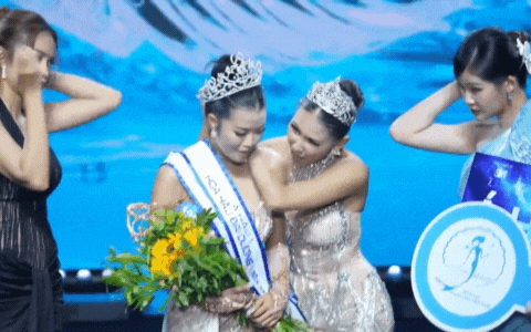 Màn trao vương miện Á hậu Việt cồng kềnh đến mức người nhận thái độ ra mặt?- Ảnh 5. Màn trao vương miện Á hậu Việt cồng kềnh đến mức người nhận thái độ ra mặt?- Ảnh 5.