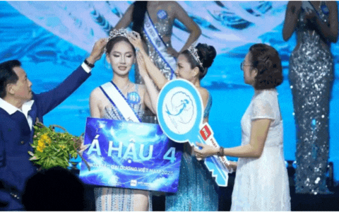 Màn trao vương miện Á hậu Việt cồng kềnh đến mức người nhận thái độ ra mặt?- Ảnh 3. Màn trao vương miện Á hậu Việt cồng kềnh đến mức người nhận thái độ ra mặt?- Ảnh 3.