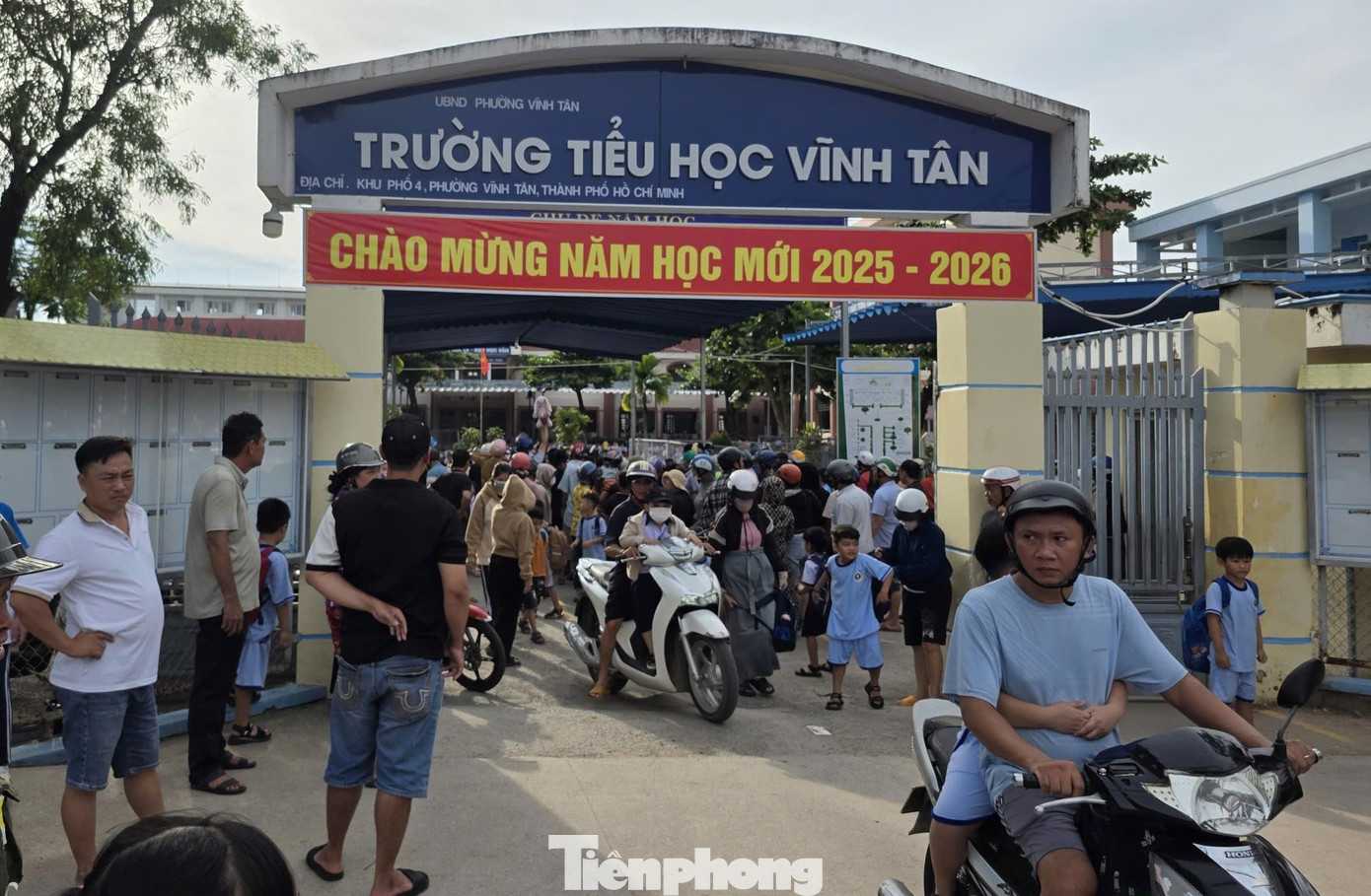Phụ huynh rơi nước mắt nhìn phòng học của con tại trường công lập ở TPHCM- Ảnh 6.