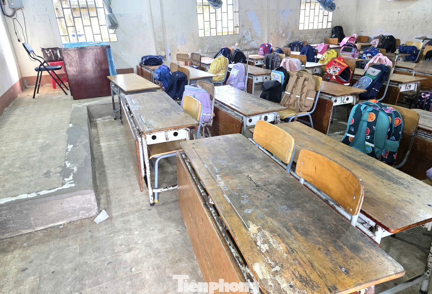 Phụ huynh rơi nước mắt nhìn phòng học của con tại trường công lập ở TPHCM- Ảnh 1.