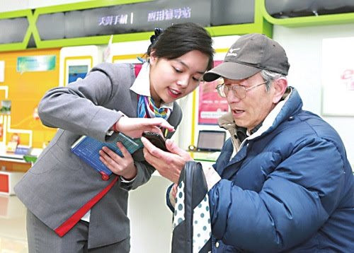 Đi rút 5 triệu sửa lại nhà dột, người đàn ông nghèo sốc khi nhân viên ngân hàng hỏi: Ông muốn tất toán toàn bộ à? Số tiền lớn lắm!- Ảnh 2.
