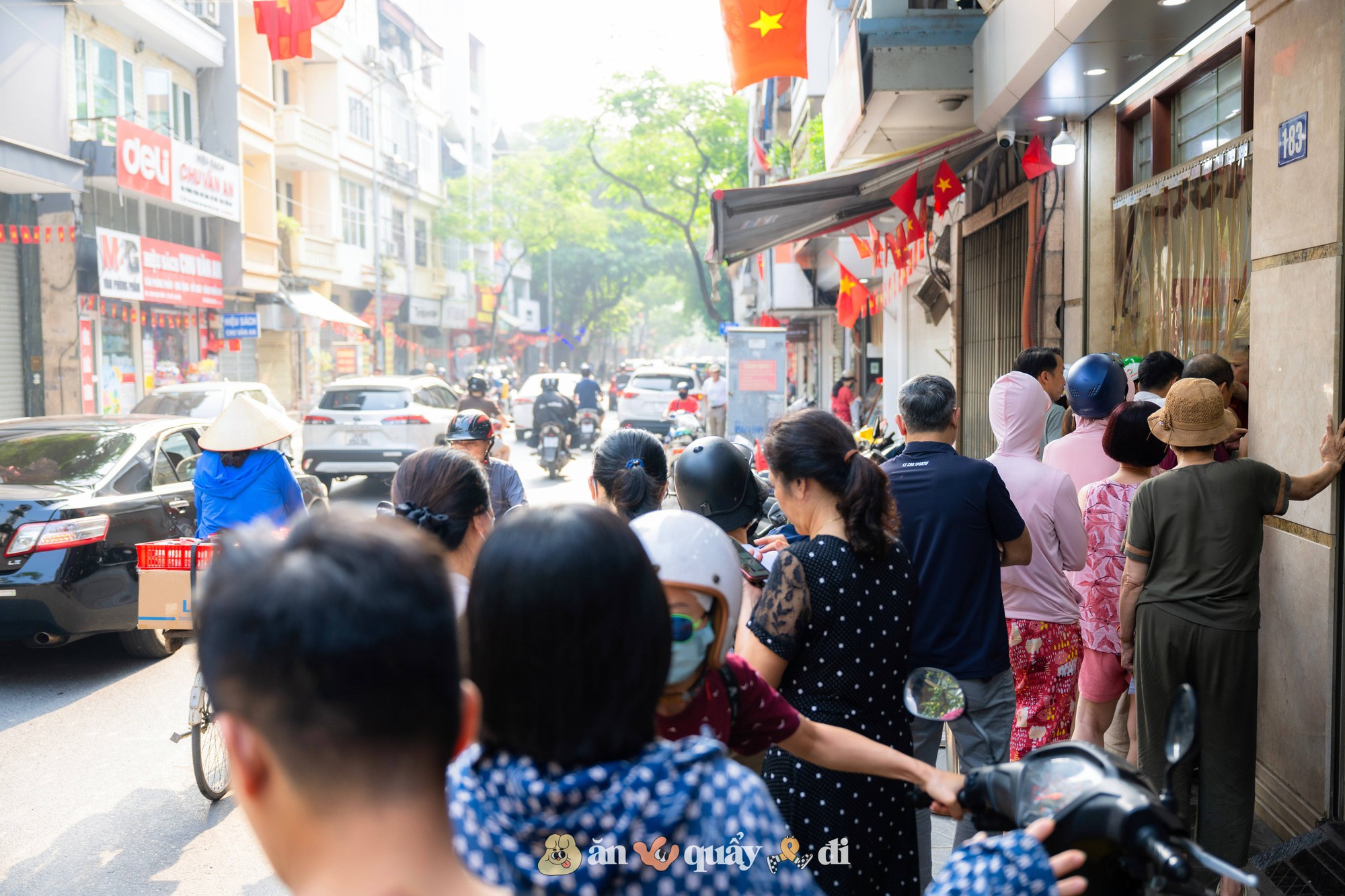 [CLIP] Cuộc đua bánh Trung thu ở Hà Nội: Biết Lam Yên hot rồi, nhưng Bảo Phương còn kín khách xếp hàng như mọi năm?- Ảnh 2.