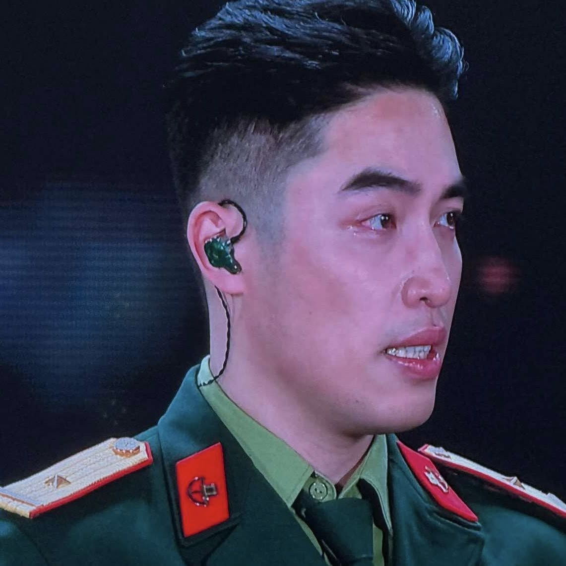 Chỉ 5 phút cạo râu, Vũ. như được gỡ “phong ấn”
