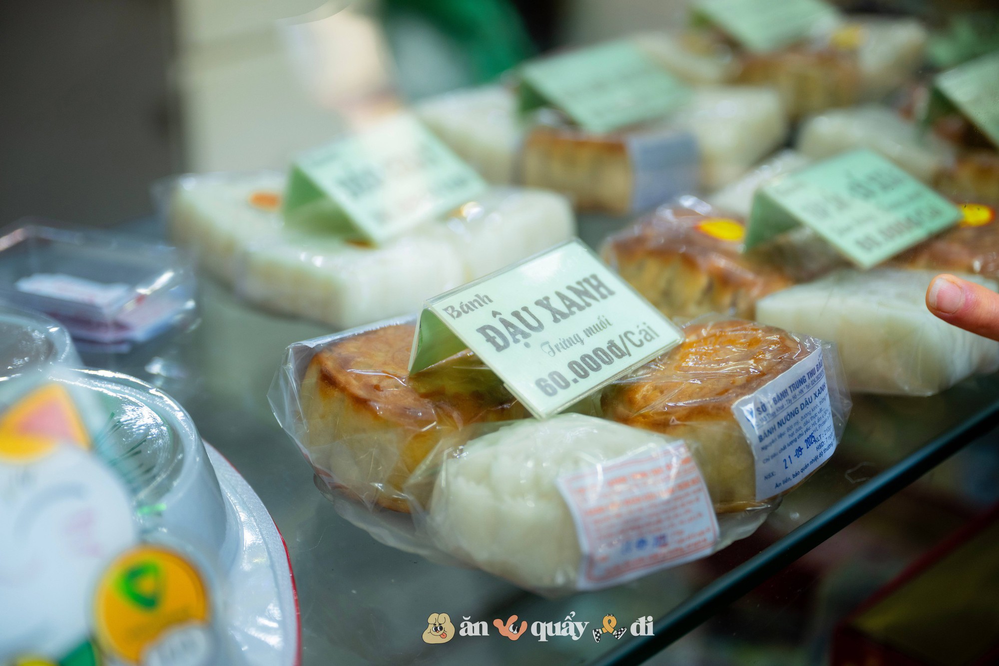 [CLIP] Cuộc đua bánh Trung thu ở Hà Nội: Biết Lam Yên hot rồi, nhưng Bảo Phương còn kín khách xếp hàng như mọi năm?- Ảnh 8.