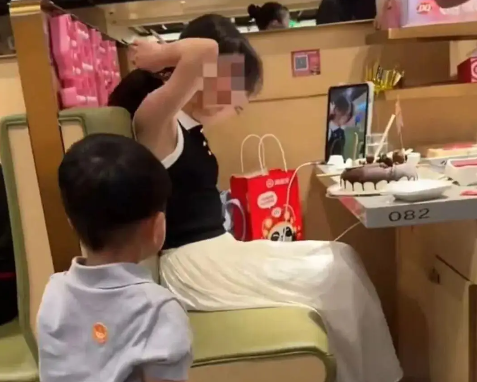 Khung cảnh khiến nhiều người phát ngại trong 1 quán lẩu: Khi bố mẹ nuôi dạy con theo kiểu bất thường!- Ảnh 1.