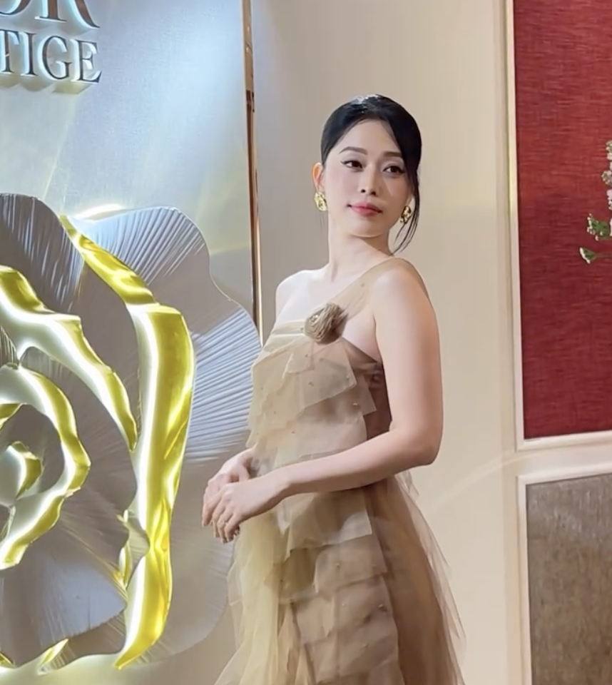 Clip đọ sắc giữa hoa hậu và hot girl gây xôn xao- Ảnh 11.