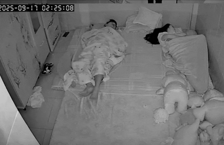 Clip mẹ phản xạ cực nhanh, cứu con trong tích tắc gây xúc động mạnh: "Đúng là bản năng làm mẹ"- Ảnh 1.