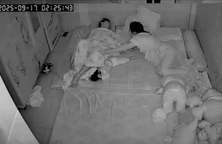 Clip mẹ phản xạ cực nhanh, cứu con trong tích tắc gây xúc động mạnh: "Đúng là bản năng làm mẹ"- Ảnh 3.