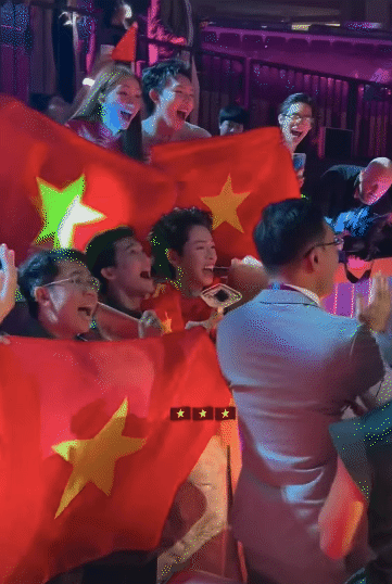 Hậu trường không lên sóng: Cả ekip hát vang “Việt Nam - Hồ Chí Minh” ăn mừng chiến thắng 9 tỷ đồng của Đức Phúc tại Nga- Ảnh 4.