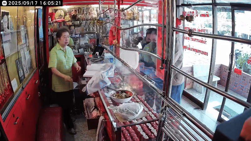 Đi bán nhẫn vàng thì gặp cướp, người phụ nữ bất ngờ trở thành con tin, video hiện trường gay cấn như phim- Ảnh 2.