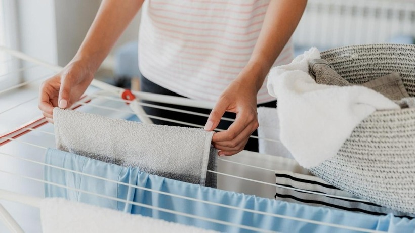 Những kiểu phơi quần áo gây hại sức khỏe- Ảnh 2.