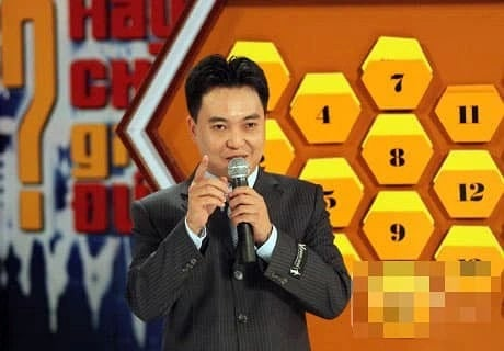Nam MC đầu tiên của Olympia: Con trai nhà thơ có tác phẩm được in trong SGK, bén duyên nghề dẫn từ khoảnh khắc "bị ép" lên sóng- Ảnh 2.