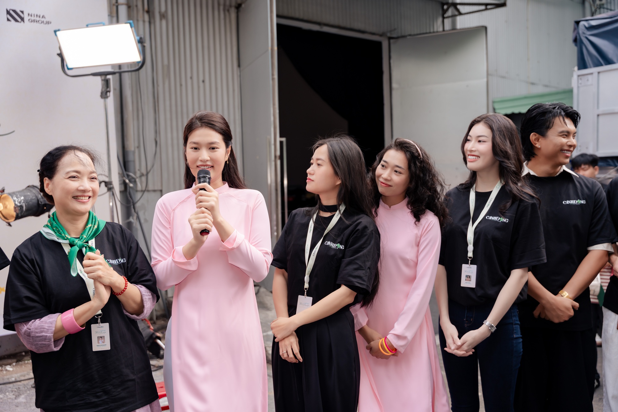 Vbiz mới có 1 cặp đôi visual chấn động: Nhà gái là Hoa hậu đẹp mê tơi, nhà trai đố tìm nổi góc chết- Ảnh 2. Vbiz mới có 1 cặp đôi visual chấn động: Nhà gái là Hoa hậu đẹp mê tơi, nhà trai đố tìm nổi góc chết- Ảnh 2.