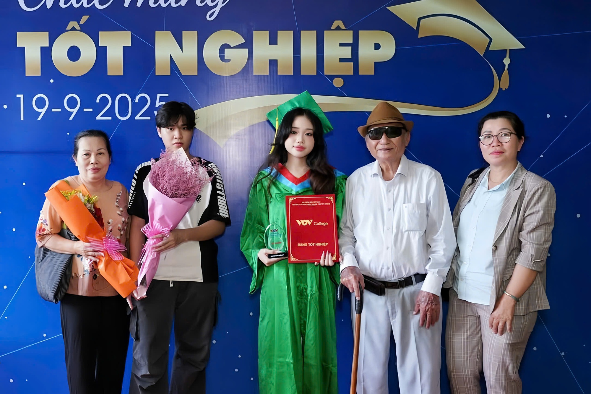 Xúc động cụ ông 91 tuổi dùng "cục gạch" chụp ảnh cháu gái trong lễ tốt nghiệp- Ảnh 3.