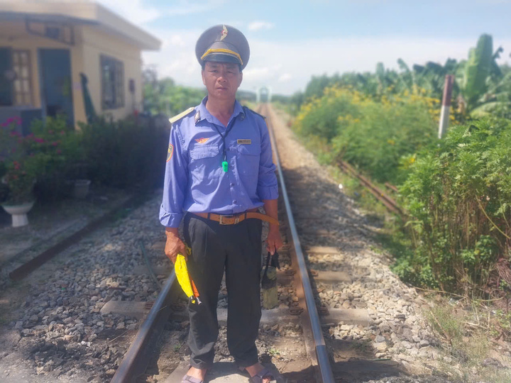 Nhân viên đường sắt lao mình cứu người trước mũi tàu hoả- Ảnh 1.