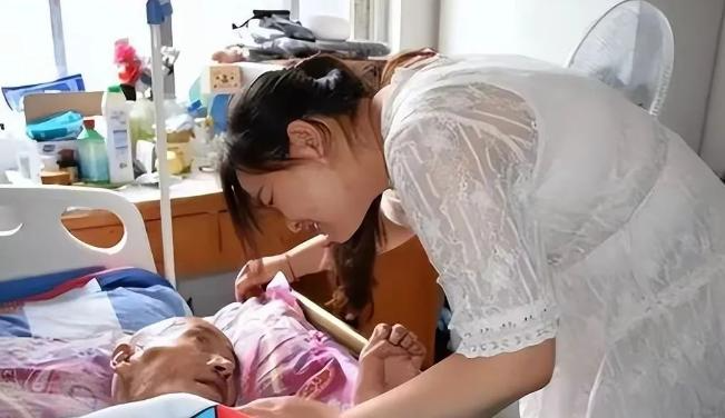 Nhặt đứa bé gái bị bỏ rơi ở cổng về nuôi, 2 người đàn ông nhận cái kết sau 30 năm: "Sao cô lại đối xử với họ như vậy?”- Ảnh 3.