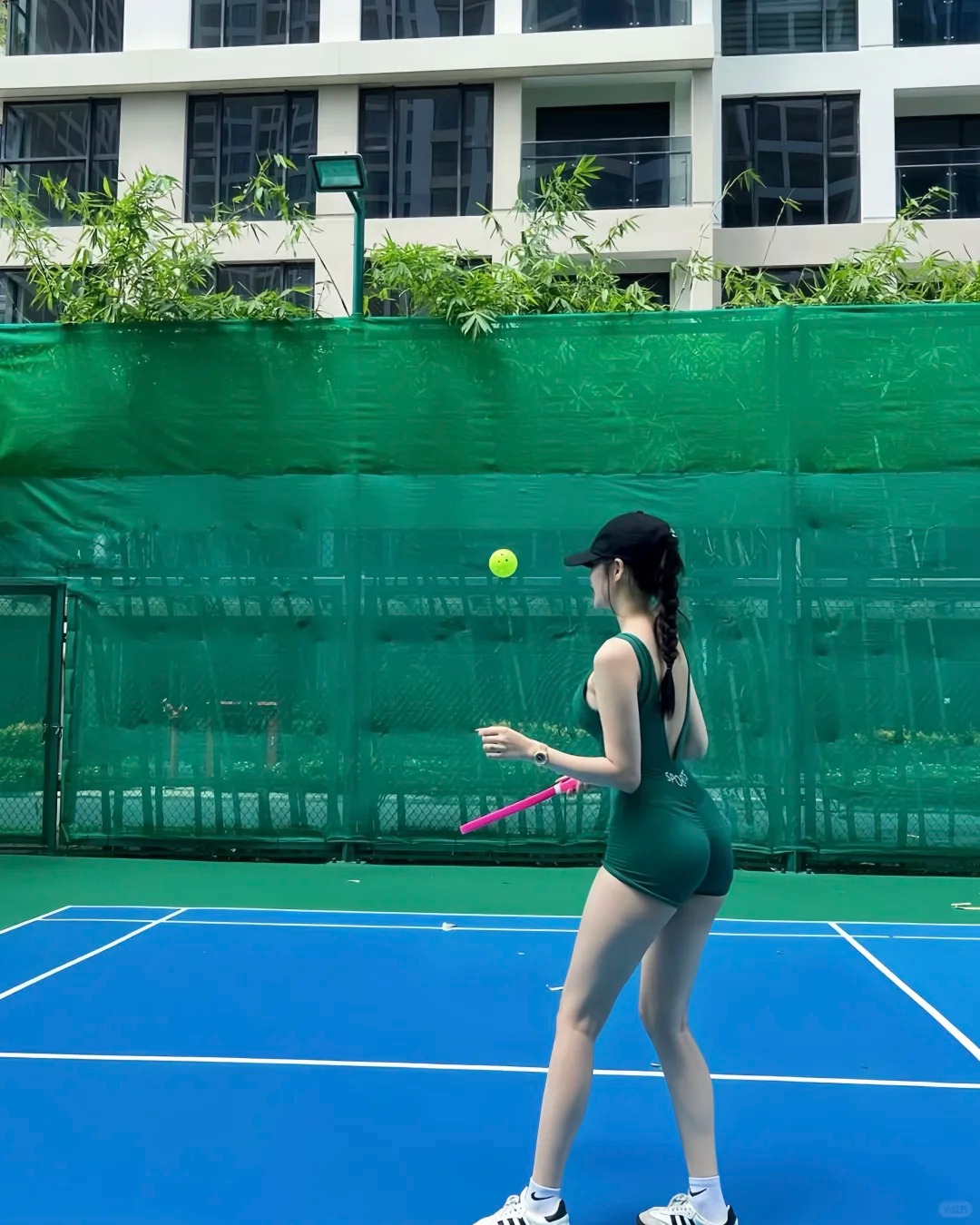 Pickleball girl mặc gì cho chuẩn? Một bên mê váy ngắn mát mẻ, một bên trung thành đồ dài tay- Ảnh 6.