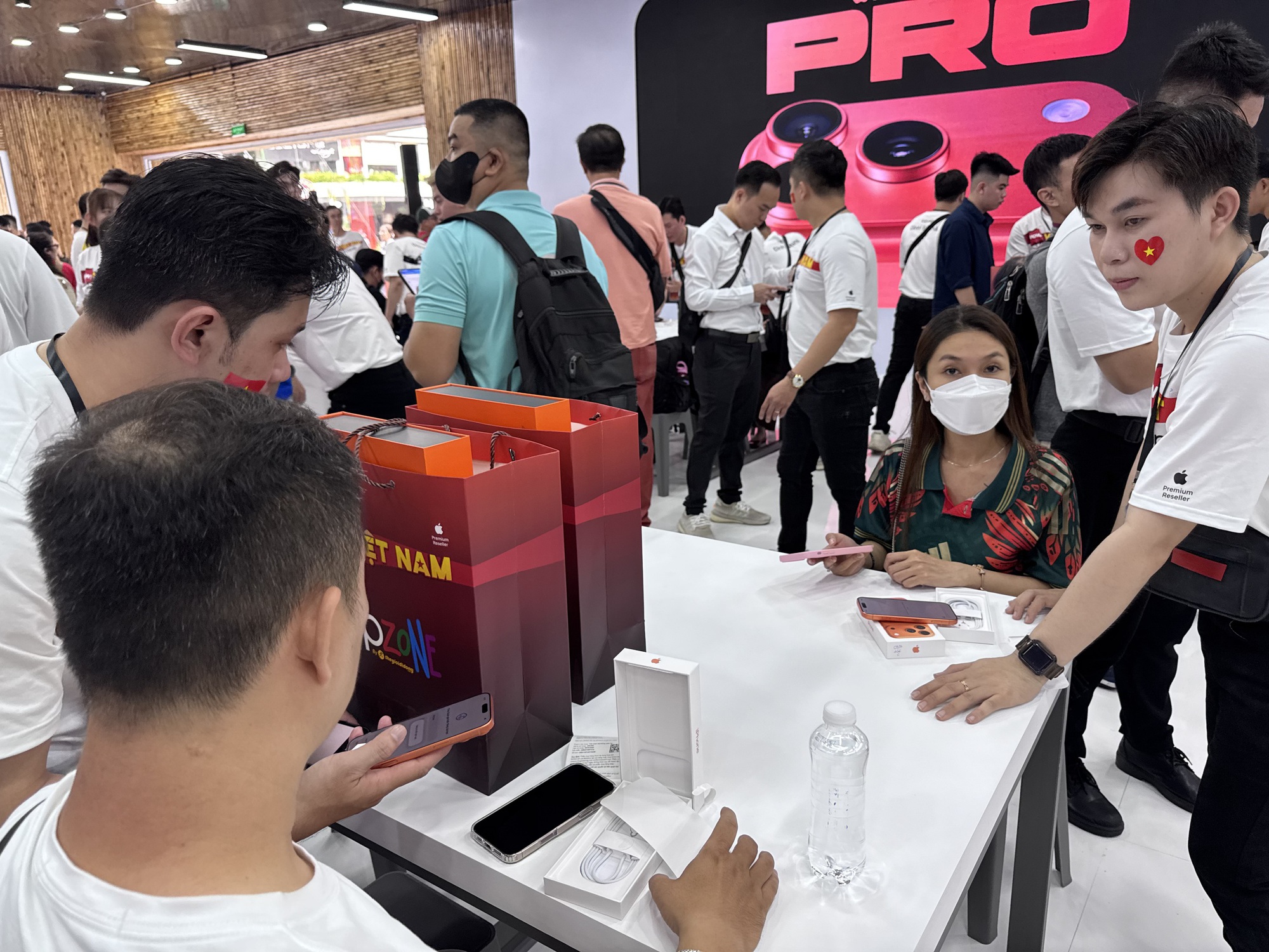 Thu nhập 4.700 USD/năm, người Việt chơi lớn chi 1.500 USD mua iPhone 17- Ảnh 1.