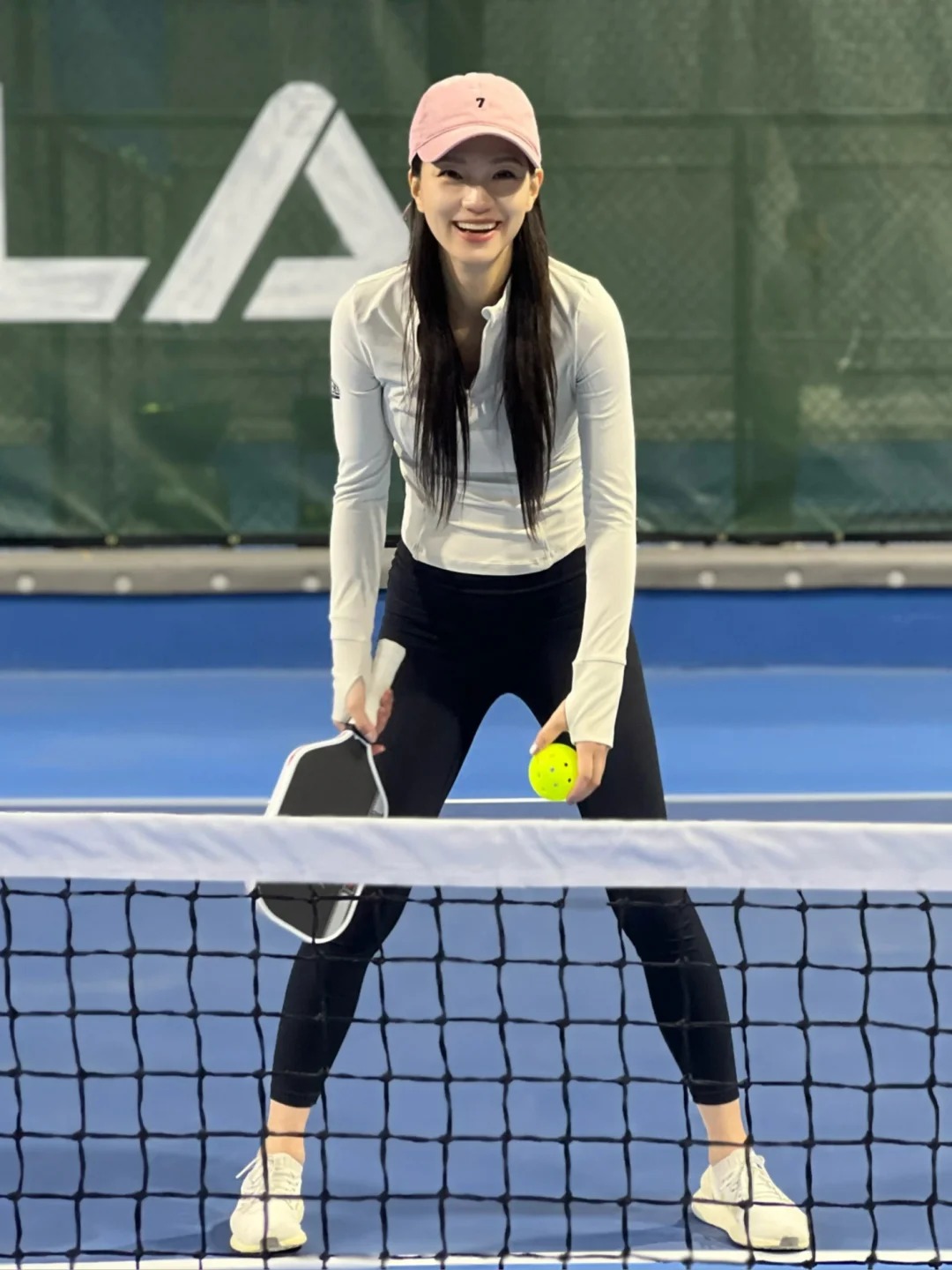 Pickleball girl mặc gì cho chuẩn? Một bên mê váy ngắn mát mẻ, một bên trung thành đồ dài tay- Ảnh 14.