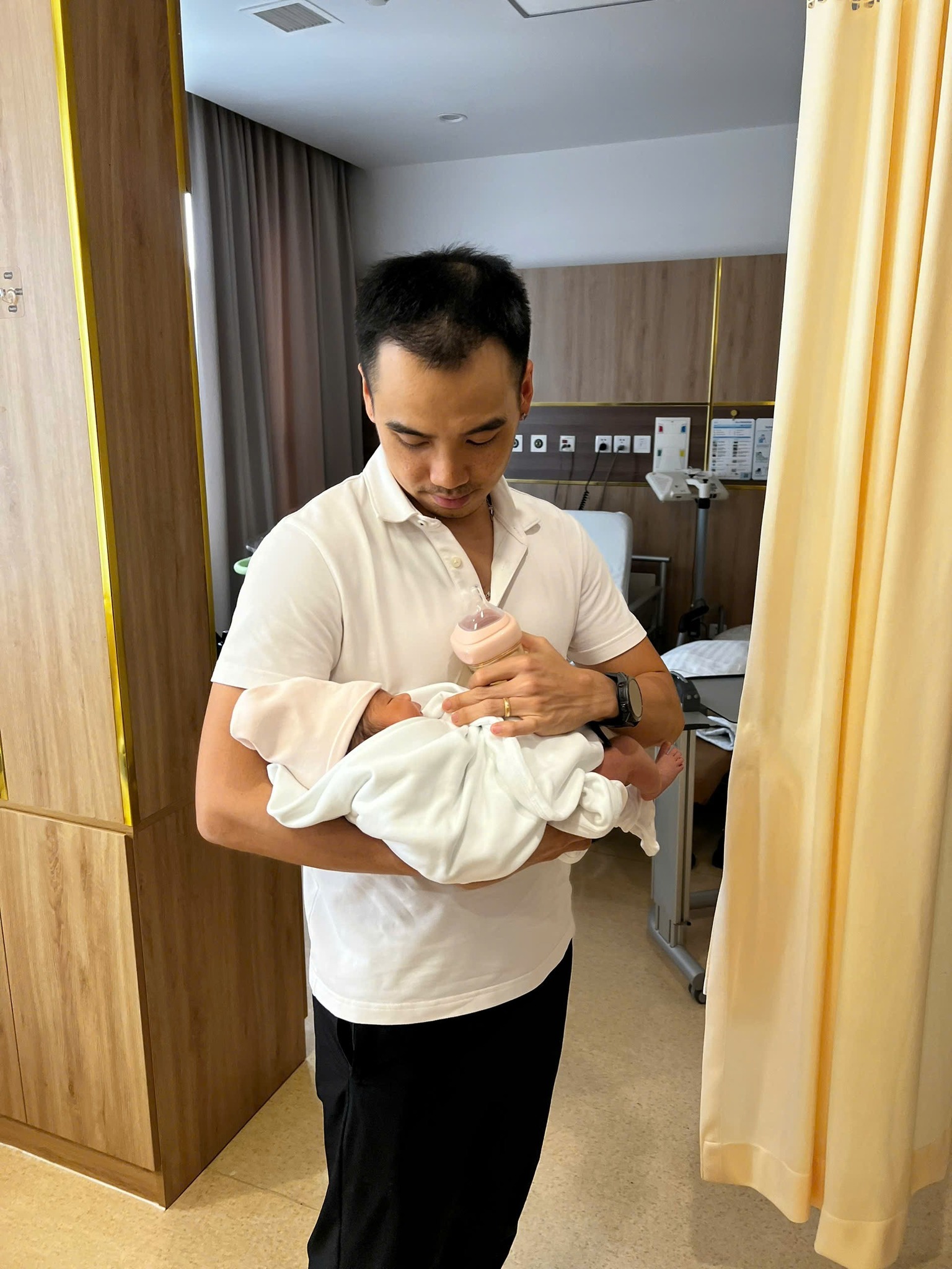 Vợ chồng Hoa hậu H'Hen Niê thức trắng đêm trông con, chắt chiu từng giọt sữa non cho con bú- Ảnh 3.