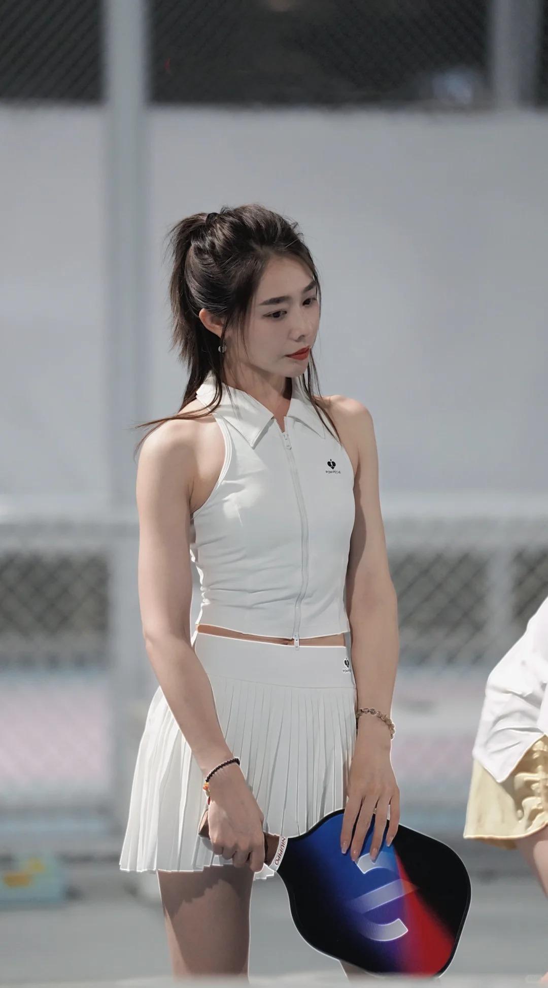 Pickleball girl mặc gì cho chuẩn? Một bên mê váy ngắn mát mẻ, một bên trung thành đồ dài tay- Ảnh 11.