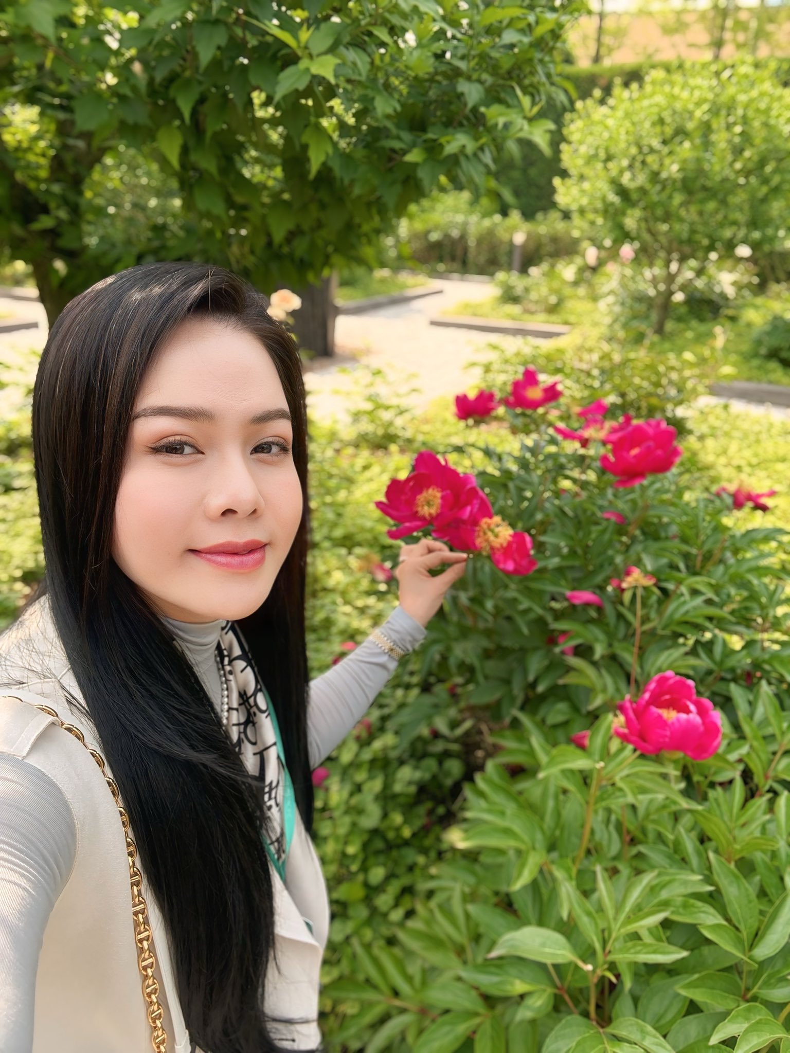 Nữ nghệ sĩ là đại gia có biệt thự TP.HCM 20 tỷ, 40 tuổi tự sinh con, bế con riêng về thăm nhà chồng cũ- Ảnh 2. Nữ nghệ sĩ là đại gia có biệt thự TP.HCM 20 tỷ, 40 tuổi tự sinh con, bế con riêng về thăm nhà chồng cũ- Ảnh 2.