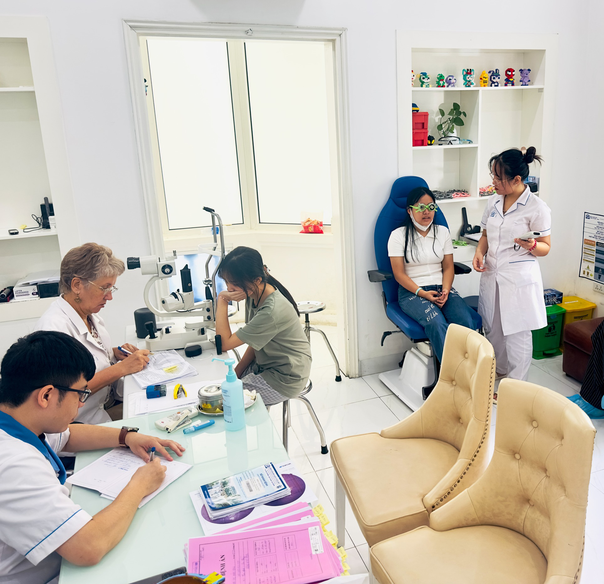 Đi khám tiền mổ cận mà nhận thấy 4 tín hiệu này, nhanh chóng “quay xe” còn kịp!- Ảnh 3.