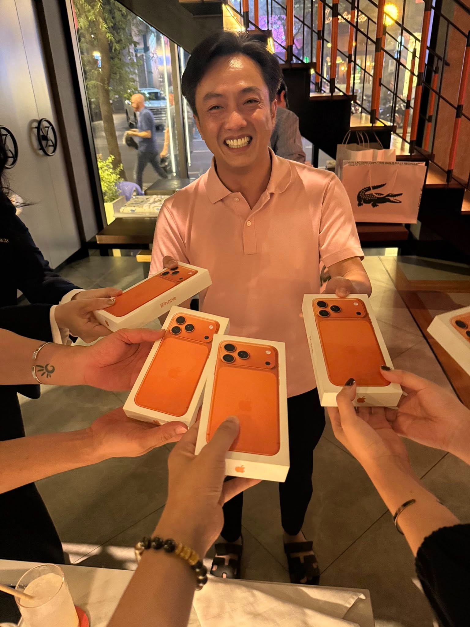 Phó tổng Đỗ Quang Vinh choáng vì iPhone 17 Pro Max: 