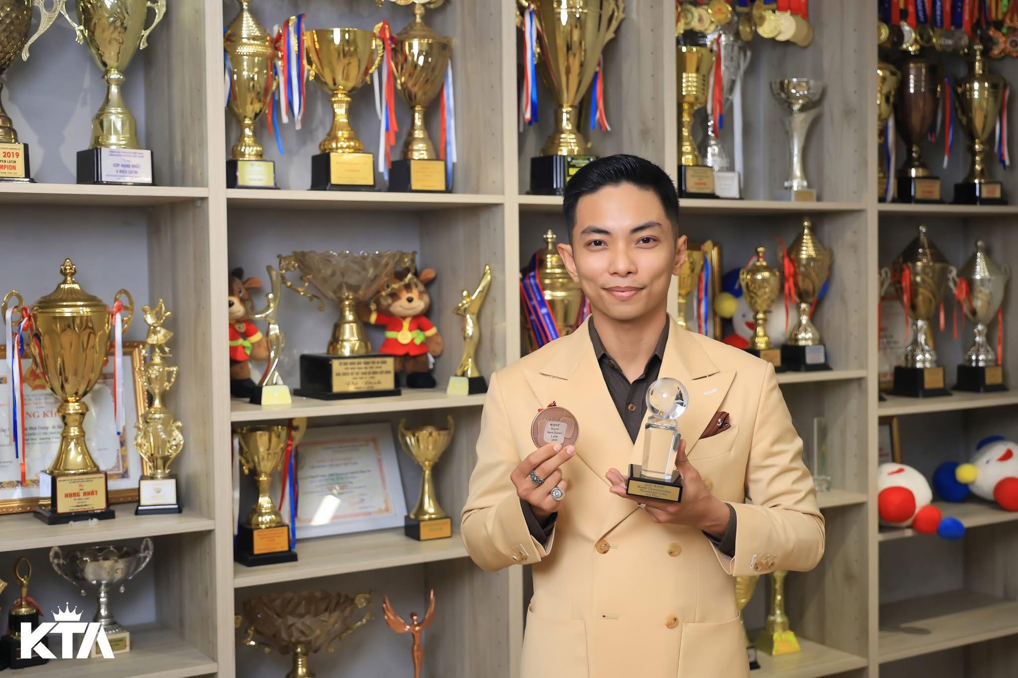 Phan Hiển khoe kho 