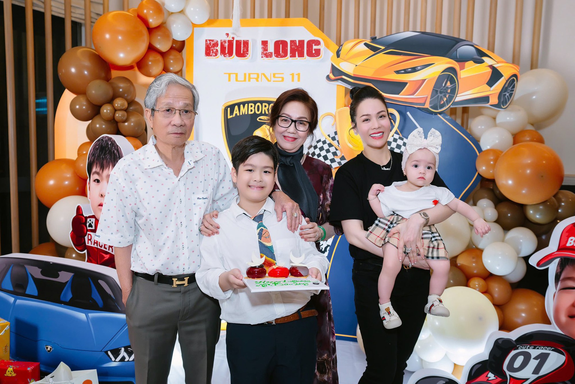 Nữ nghệ sĩ là đại gia có biệt thự TP.HCM 20 tỷ, 40 tuổi tự sinh con, bế con riêng về thăm nhà chồng cũ- Ảnh 3. Nữ nghệ sĩ là đại gia có biệt thự TP.HCM 20 tỷ, 40 tuổi tự sinh con, bế con riêng về thăm nhà chồng cũ- Ảnh 3.