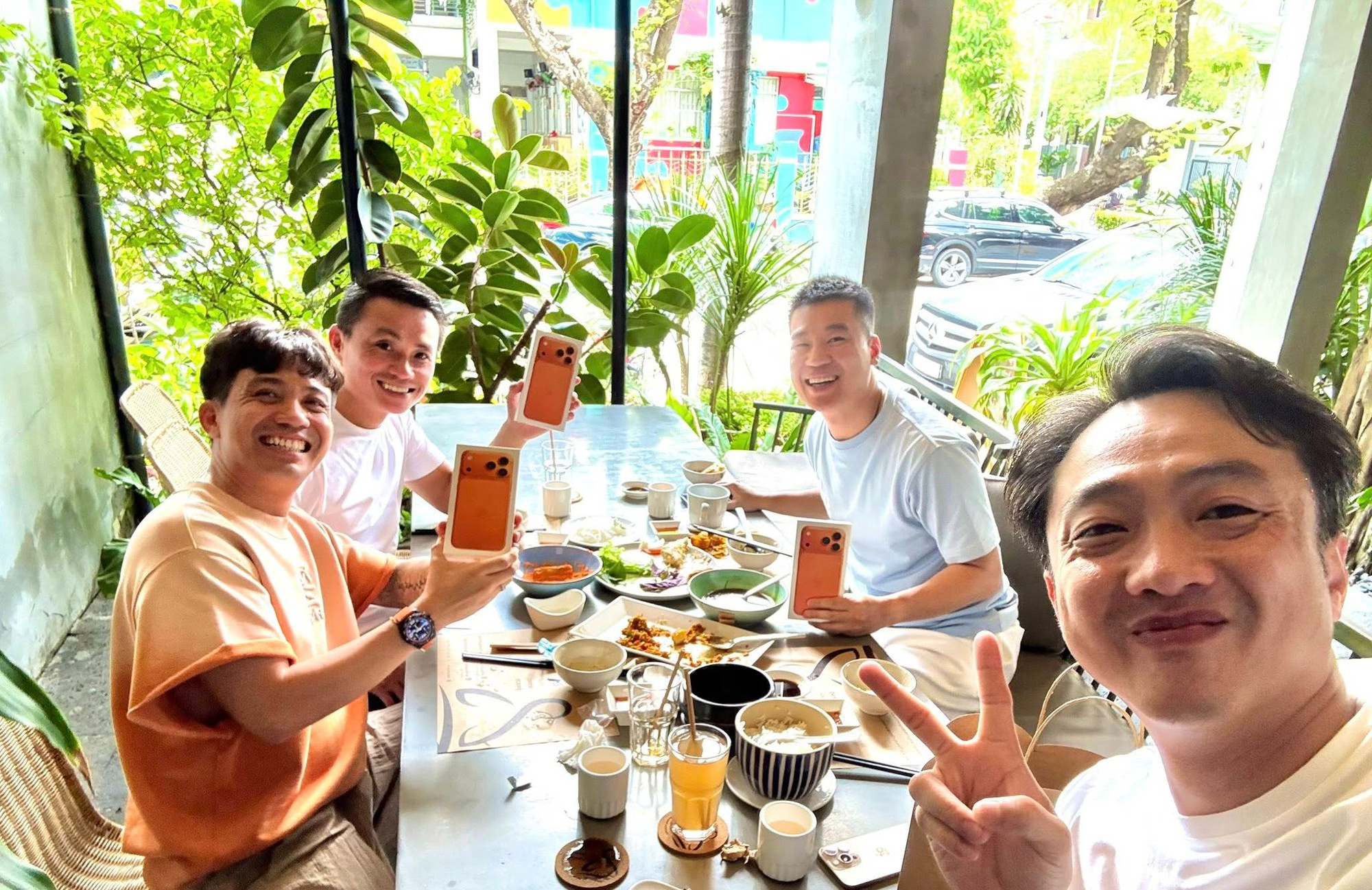 Phó tổng Đỗ Quang Vinh choáng vì iPhone 17 Pro Max: 