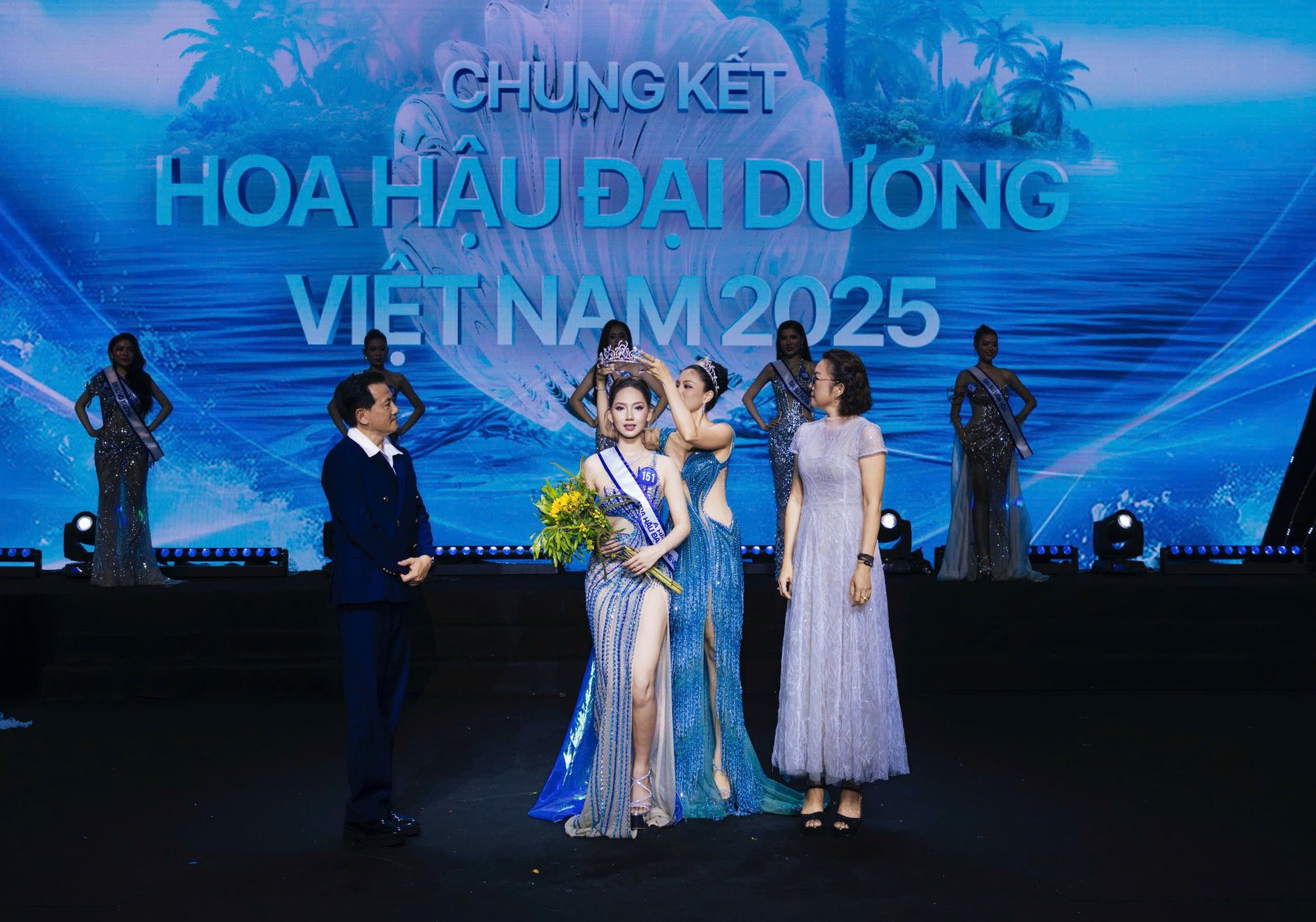 Á hậu Việt xin lỗi sau khi bị soi cố tình bẻ vương miện khi trao cho người kế nhiệm- Ảnh 3.