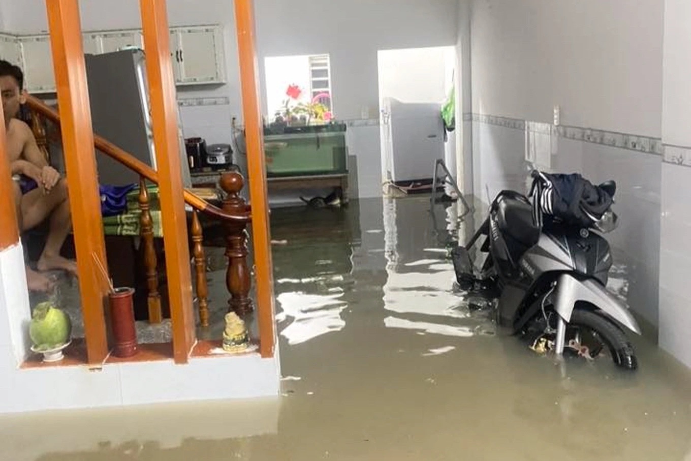 Đồng Nai nhiều nơi ngập nặng sau mưa lớn, xe ô tô lật ngang- Ảnh 3.