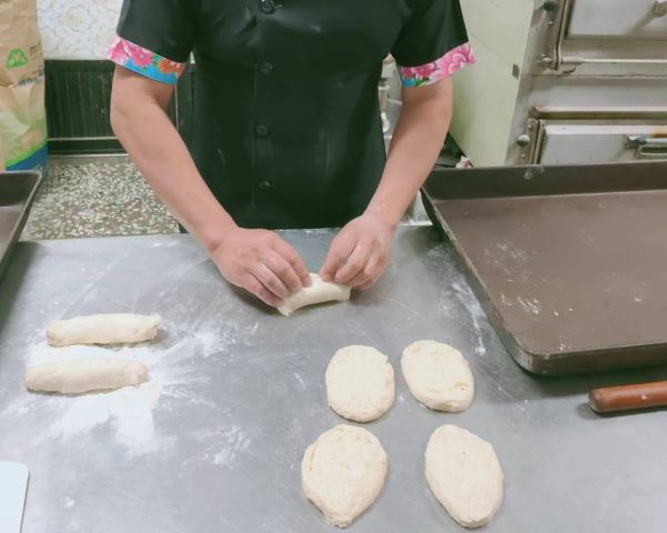 Rút sổ tiết kiệm hơn 1,4 tỷ đồng mở tiệm bánh nhưng chỉ bán được 2 cái/ngày, tôi định đóng cửa thì có bạn cứu nguy: "Giờ doanh thu tăng gấp 50 lần"- Ảnh 2.