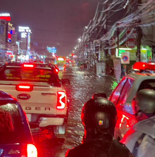 Đồng Nai nhiều nơi ngập nặng sau mưa lớn, xe ô tô lật ngang- Ảnh 1.