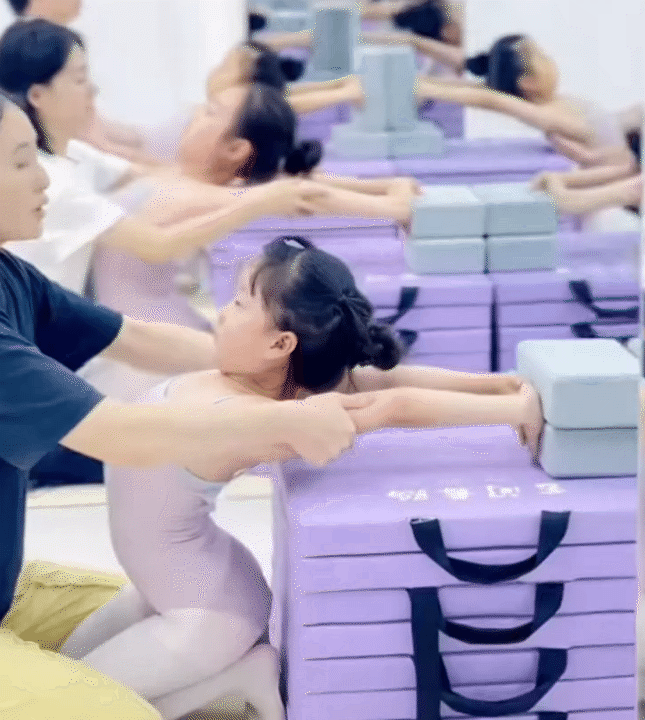 D&acirc;n t&igrave;nh m&atilde;n nh&atilde;n trước m&agrave;n m&uacute;a R&ugrave;a V&agrave; Thỏ, nh&igrave;n clip hậu trường mới biết c&aacute;c b&eacute; đ&atilde; nỗ lực tập luyện thế n&agrave;o- Ảnh 4.