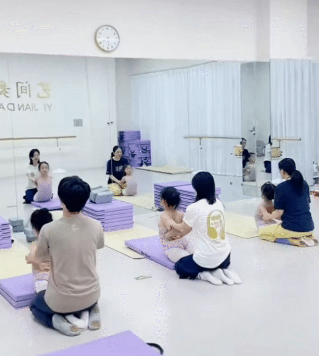 D&acirc;n t&igrave;nh m&atilde;n nh&atilde;n trước m&agrave;n m&uacute;a R&ugrave;a V&agrave; Thỏ, nh&igrave;n clip hậu trường mới biết c&aacute;c b&eacute; đ&atilde; nỗ lực tập luyện thế n&agrave;o- Ảnh 5.