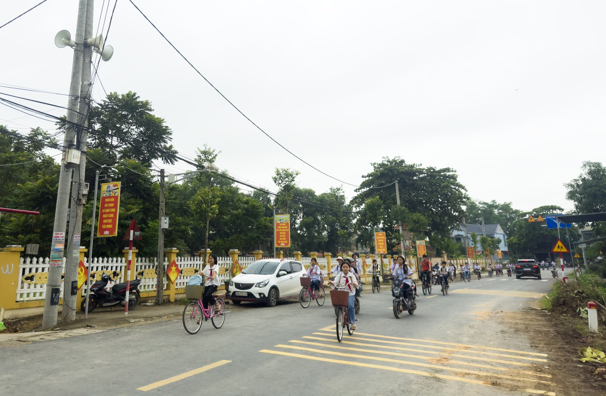 Tang thương tại thôn xóm nơi bé gái 8 tuổi bị anh họ sát hại: Lời nghẹn đắng của bố nạn nhân, hàng xóm tiết lộ điều không ngờ về nghi phạm- Ảnh 2.