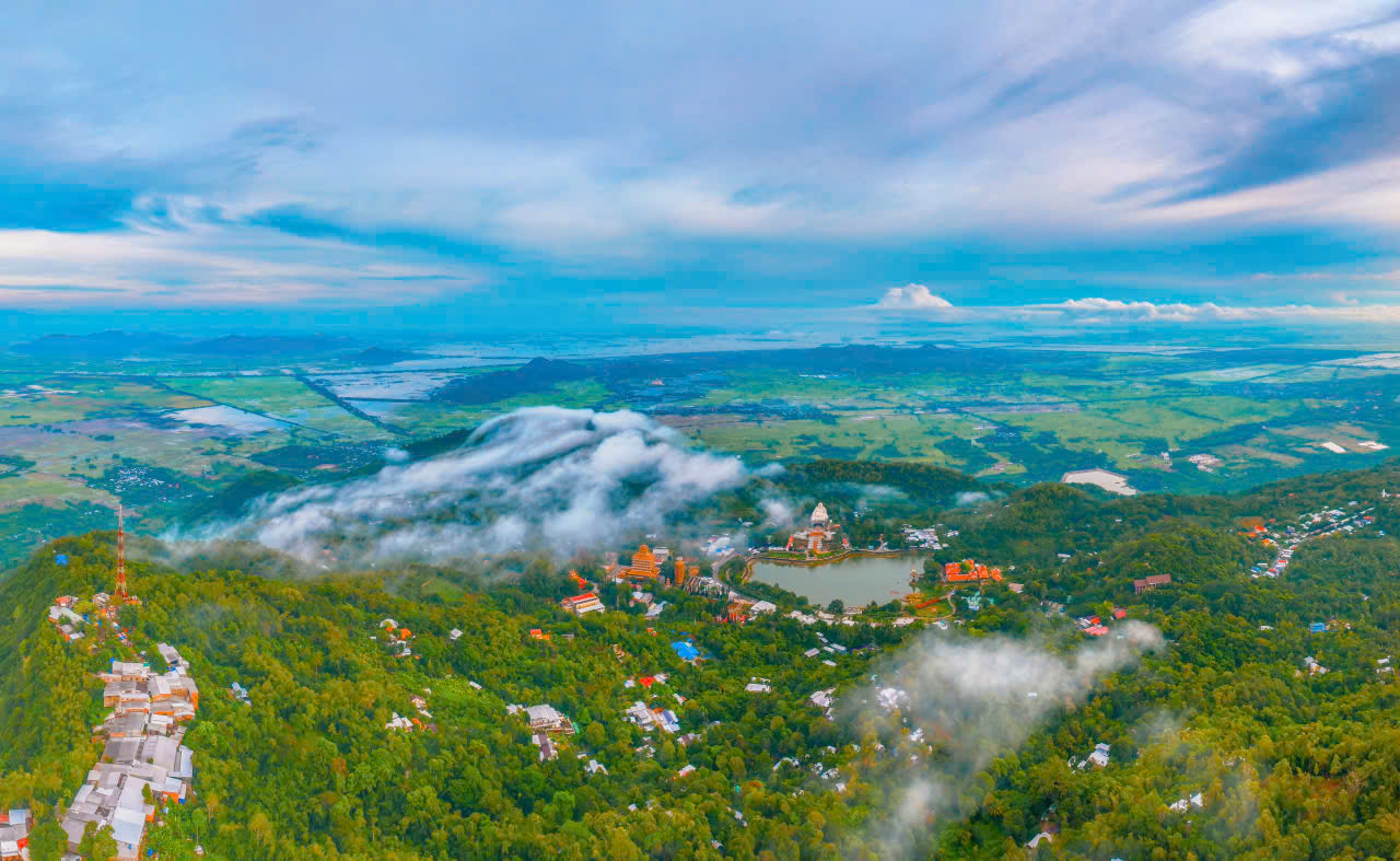 Săn mây trên "nóc nhà miền Tây" ở An Giang- Ảnh 1.