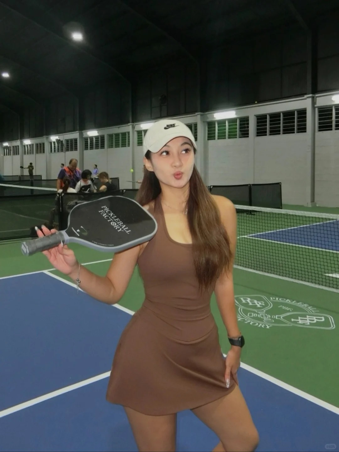 Pickleball girl mặc gì cho chuẩn? Một bên mê váy ngắn mát mẻ, một bên trung thành đồ dài tay- Ảnh 2.