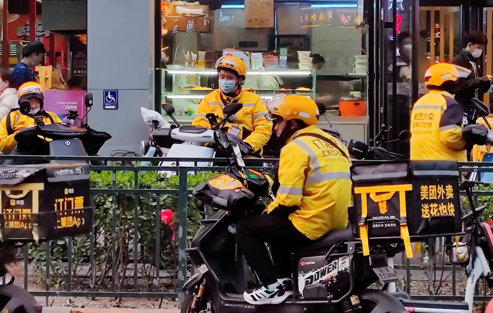 200 triệu lao động thời vụ - Nỗi ám ảnh của Trung Quốc: Làm kiệt sức nhưng không có bảo hiểm, chỉ 1 lỗi nhỏ cũng mất cả ngày công- Ảnh 3. 200 triệu lao động thời vụ - Nỗi ám ảnh của Trung Quốc: Làm kiệt sức nhưng không có bảo hiểm, chỉ 1 lỗi nhỏ cũng mất cả ngày công- Ảnh 3.