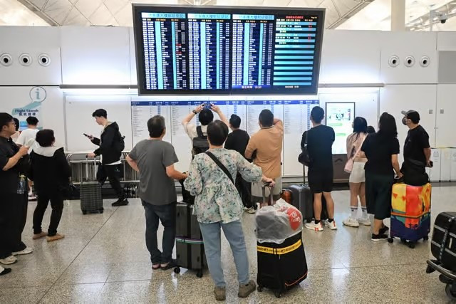 Sân bay Hồng Kông đóng cửa lâu nhất trong lịch sử vì siêu bão Ragasa- Ảnh 1.