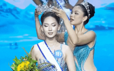 Á hậu Việt xin lỗi sau khi bị soi cố tình bẻ vương miện khi trao cho người kế nhiệm- Ảnh 2.