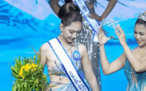 Á hậu Việt xin lỗi sau khi bị soi cố tình bẻ vương miện khi trao cho người kế nhiệm- Ảnh 1.